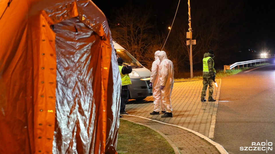 Służby pomagają między innymi przy pomiarze temperatury kierowców i pasażerów wjeżdżających do Polski. Fot. Robert Stachnik [Radio Szczecin]