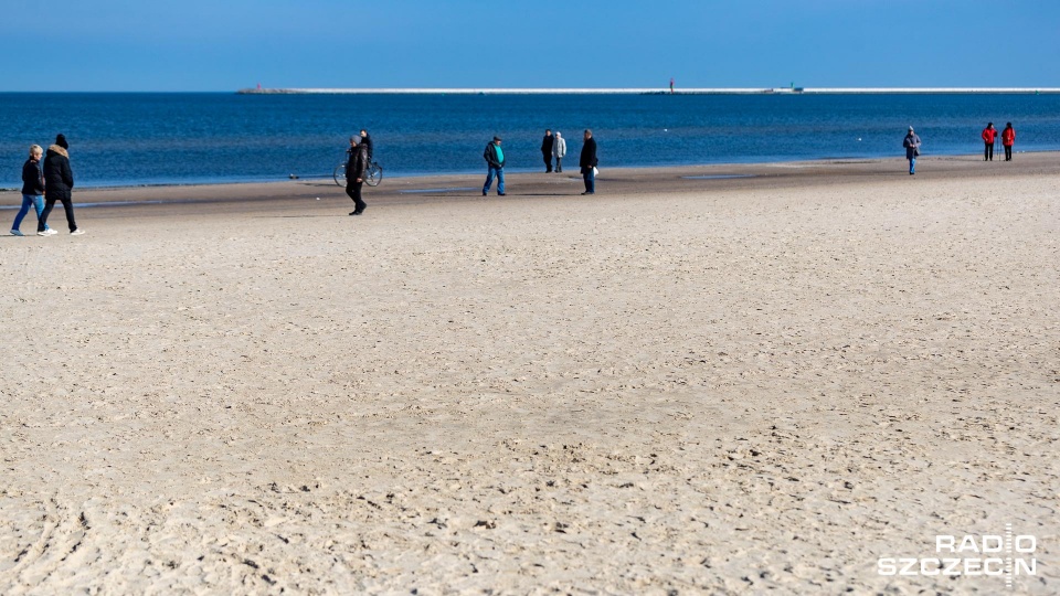Dziesiątki spacerowiczów na plaży w Świnoujściu. Fot. Robert Stachnik [Radio Szczecin]