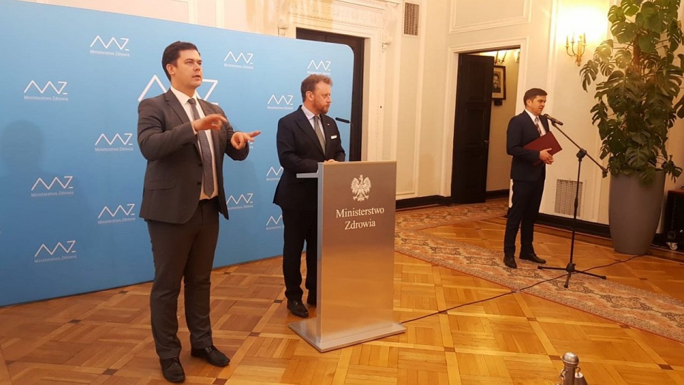 Na konferencji prasowej w resorcie zdrowia profesor Łukasz Szumowski podkreślił, że każdy z nas powinien ograniczyć kontakty i zadbać o własne zdrowie oraz o zdrowie innych. Fot. twitter.com/MZ_GOV_PL