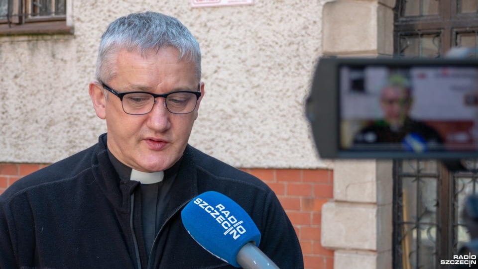 Ks. Tomasz Kancelarczyk, prezes Fundacji Małych Stópek. Fot. Maciej Papke [Radio Szczecin]