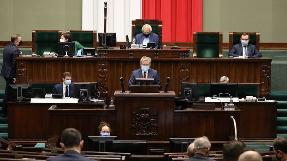 Jak mówił poseł sprawozdawca Czesław Hoc, wśród proponowanych zmian jest także podwyższenie wynagrodzeń dla walczących z COVID-19. Fot. twitter.com/KancelariaSejmu
