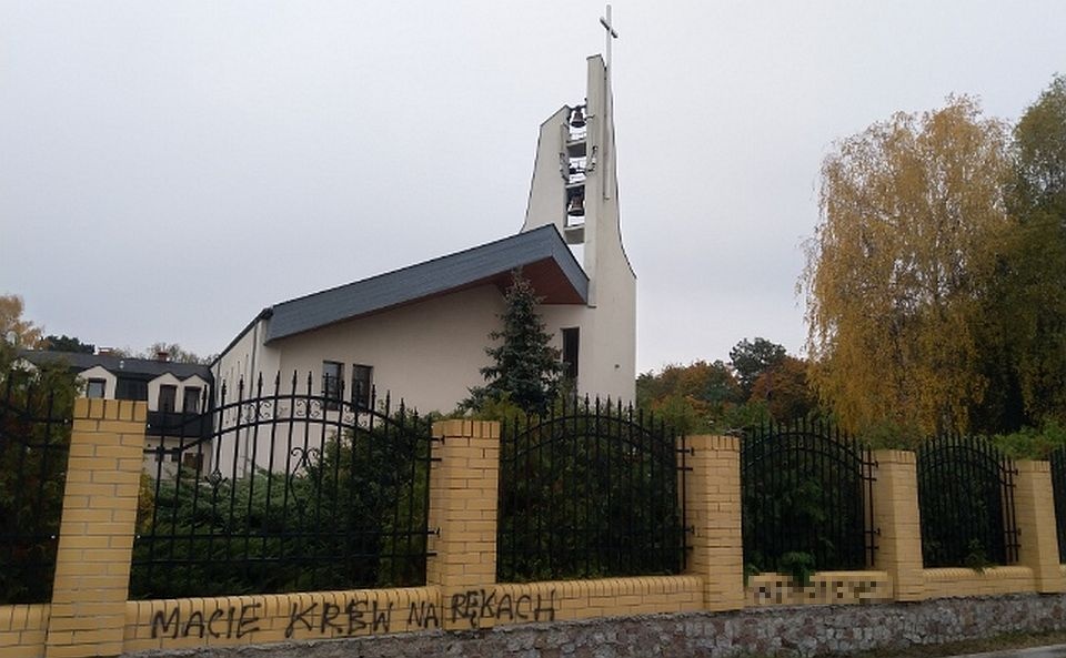 "Aborcja bez granic", "Macie krew na rękach" - takie napisy pojawiły się na murze okalającym kościół pod wezwaniem Nawiedzenia Najświętszej Marii Panny w Dąbiu. Fot. Archiwum prywatne
