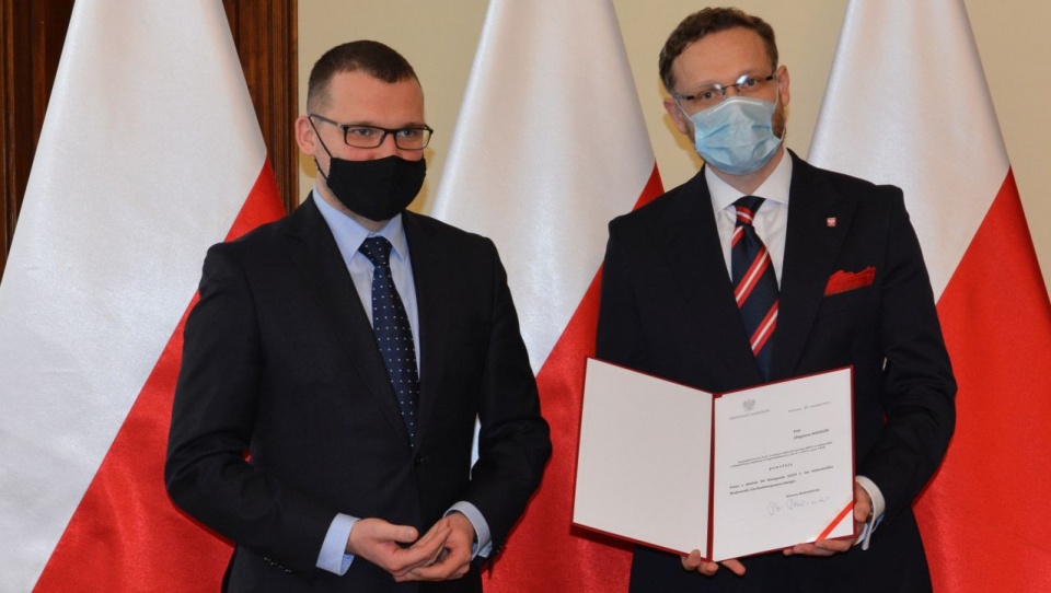 Powołanie wręczył mu sekretarz stanu w Ministerstwie Spraw Wewnętrznych i Administracji Paweł Szefernaker. Fot. www.szczecin.uw.gov.pl
