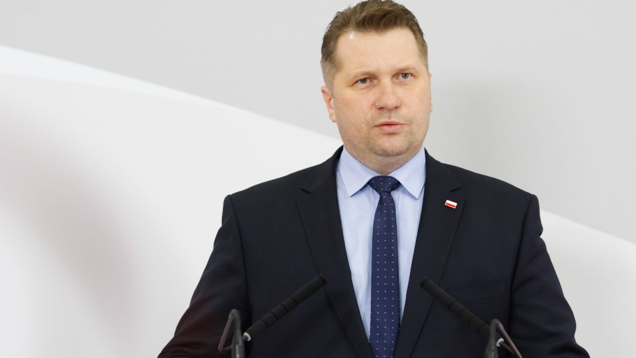 Karol Nawrocki odkupił mieszkanie od Jerzego Ż., nie ma pomiędzy nimi żadnej umowy o przejęciu opieki - powiedział poseł PiS Przemysław Czarnek, odnosząc się do zarzutów skierowanych w stronę popieranego przez PiS kandydata na prezydenta.