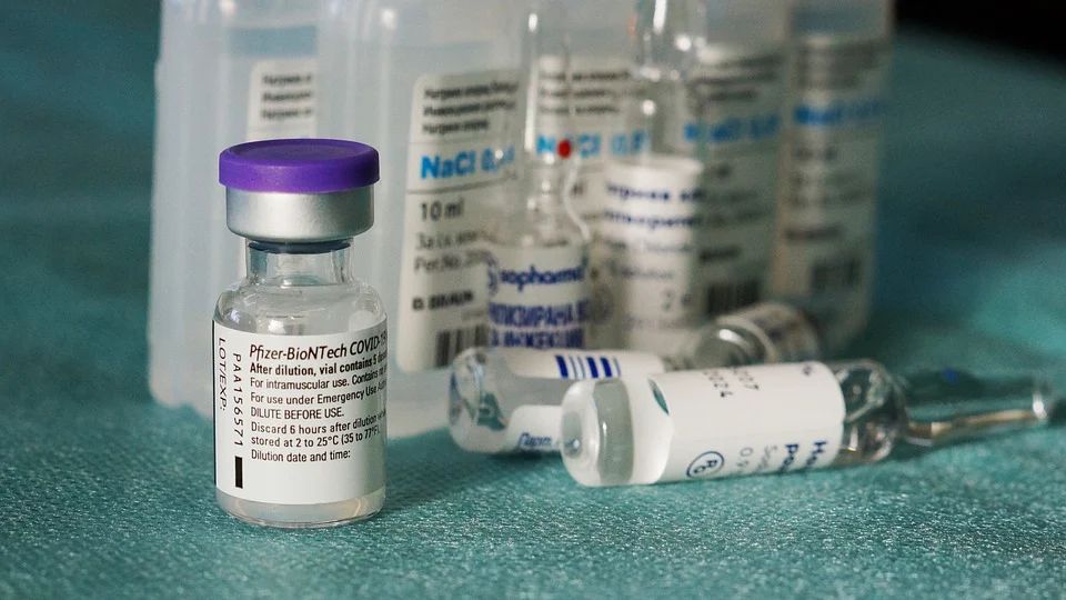 Po trzecim zaszczepieniu Omikron mniej groźny