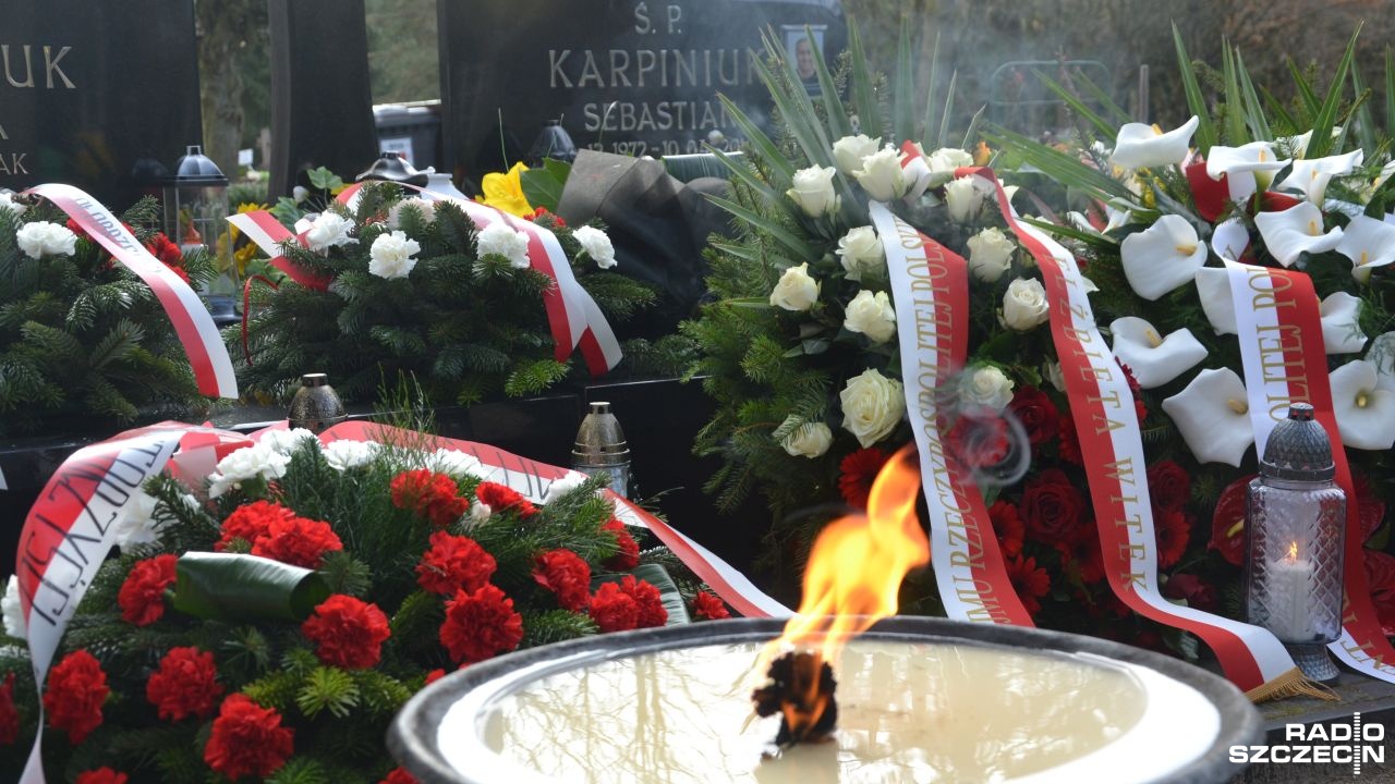 Wiązanki na grobie Sebastiana Karpiniuka
