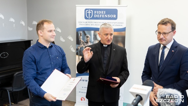 Ksiądz Tomasz Kancelarczyk podczas uroczystości podkreślał, że działanie Fundacji to efekt ciężkiej pracy wielu osób, które poświęcają jej praktycznie cały swój czas. Fot. Robert Stachnik [Radio Szczecin] Uhonorowali Fundację Małych Stópek [WIDEO, ZDJĘCIA]