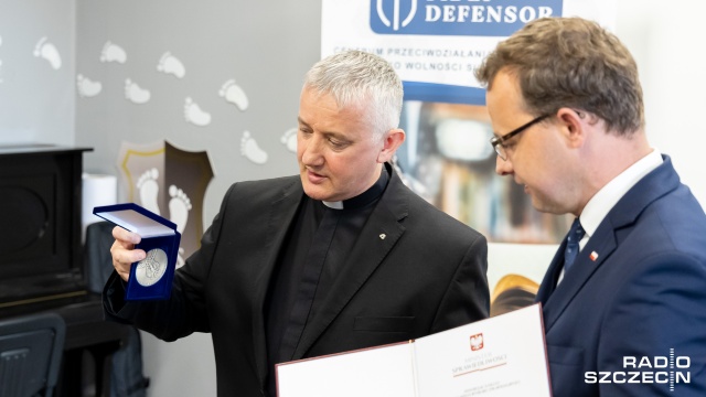 Ksiądz Tomasz Kancelarczyk podczas uroczystości podkreślał, że działanie Fundacji to efekt ciężkiej pracy wielu osób, które poświęcają jej praktycznie cały swój czas. Fot. Robert Stachnik [Radio Szczecin] Uhonorowali Fundację Małych Stópek [WIDEO, ZDJĘCIA]