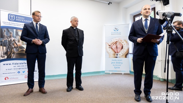 Ksiądz Tomasz Kancelarczyk podczas uroczystości podkreślał, że działanie Fundacji to efekt ciężkiej pracy wielu osób, które poświęcają jej praktycznie cały swój czas. Fot. Robert Stachnik [Radio Szczecin] Uhonorowali Fundację Małych Stópek [WIDEO, ZDJĘCIA]