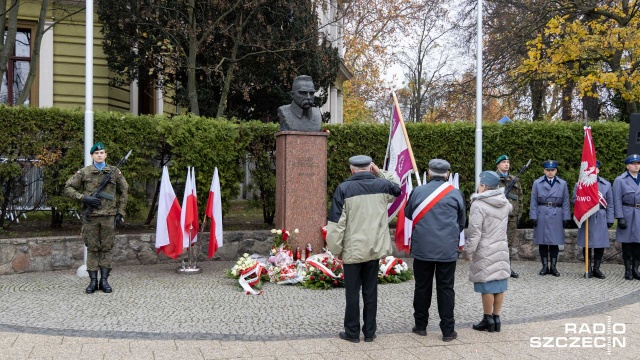 Przed pomnikiem Marszałka Józefa Piłsudskiego wieńce złożyli m.in. politycy wszystkich ugrupowań w Radzie Miasta Szczecin. Fot. Robert Stachnik [Radio Szczecin] Wiązanki kwiatów przed pomnikiem Józefa Piłsudskiego [ZDJĘCIA]