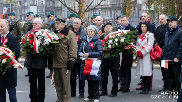 Przed pomnikiem Marszałka Józefa Piłsudskiego wieńce złożyli m.in. politycy wszystkich ugrupowań w Radzie Miasta Szczecin. Fot. Robert Stachnik [Radio Szczecin] Wiązanki kwiatów przed pomnikiem Józefa Piłsudskiego [ZDJĘCIA]
