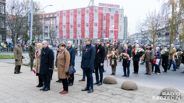 Przed pomnikiem Marszałka Józefa Piłsudskiego wieńce złożyli m.in. politycy wszystkich ugrupowań w Radzie Miasta Szczecin. Fot. Robert Stachnik [Radio Szczecin] Wiązanki kwiatów przed pomnikiem Józefa Piłsudskiego [ZDJĘCIA]