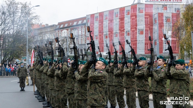 Przed pomnikiem Marszałka Józefa Piłsudskiego wieńce złożyli m.in. politycy wszystkich ugrupowań w Radzie Miasta Szczecin. Fot. Robert Stachnik [Radio Szczecin] Wiązanki kwiatów przed pomnikiem Józefa Piłsudskiego [ZDJĘCIA]