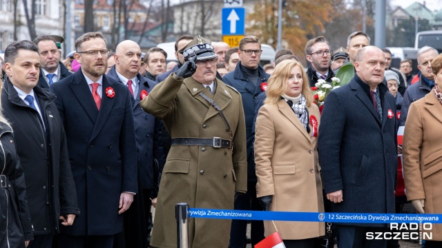 Przed pomnikiem Marszałka Józefa Piłsudskiego wieńce złożyli m.in. politycy wszystkich ugrupowań w Radzie Miasta Szczecin. Fot. Robert Stachnik [Radio Szczecin] Wiązanki kwiatów przed pomnikiem Józefa Piłsudskiego [ZDJĘCIA]