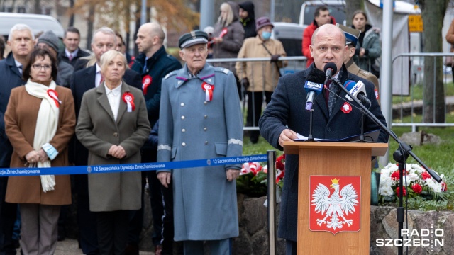 Przed pomnikiem Marszałka Józefa Piłsudskiego wieńce złożyli m.in. politycy wszystkich ugrupowań w Radzie Miasta Szczecin. Fot. Robert Stachnik [Radio Szczecin] Wiązanki kwiatów przed pomnikiem Józefa Piłsudskiego [ZDJĘCIA]