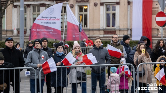 Przed pomnikiem Marszałka Józefa Piłsudskiego wieńce złożyli m.in. politycy wszystkich ugrupowań w Radzie Miasta Szczecin. Fot. Robert Stachnik [Radio Szczecin] Wiązanki kwiatów przed pomnikiem Józefa Piłsudskiego [ZDJĘCIA]