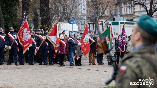 Przed pomnikiem Marszałka Józefa Piłsudskiego wieńce złożyli m.in. politycy wszystkich ugrupowań w Radzie Miasta Szczecin. Fot. Robert Stachnik [Radio Szczecin] Wiązanki kwiatów przed pomnikiem Józefa Piłsudskiego [ZDJĘCIA]