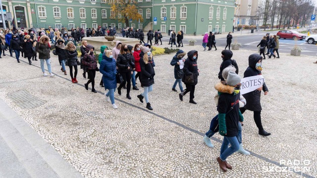 Fot. Robert Stachnik [Radio Szczecin] Protest przed magistratem [WIDEO, ZDJĘCIA]