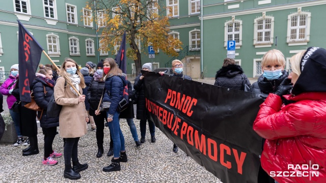 Fot. Robert Stachnik [Radio Szczecin] Protest przed magistratem [WIDEO, ZDJĘCIA]