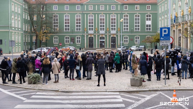 Fot. Robert Stachnik [Radio Szczecin] Protest przed magistratem [WIDEO, ZDJĘCIA]