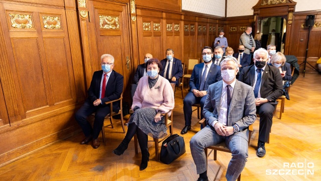 W piątek wojewoda zachodniopomorski wręczył 52 samorządowcom symbolicznie czeki z nagrodami - od 250 tysięcy do 1 miliona złotych. Fot. Robert Stachnik [Radio Szczecin] Miliony za zaszczepionych [ZDJĘCIA]