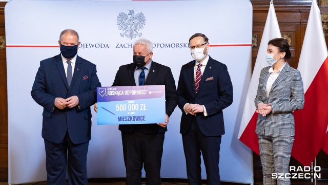 W piątek wojewoda zachodniopomorski wręczył 52 samorządowcom symbolicznie czeki z nagrodami - od 250 tysięcy do 1 miliona złotych. Fot. Robert Stachnik [Radio Szczecin] Miliony za zaszczepionych [ZDJĘCIA]
