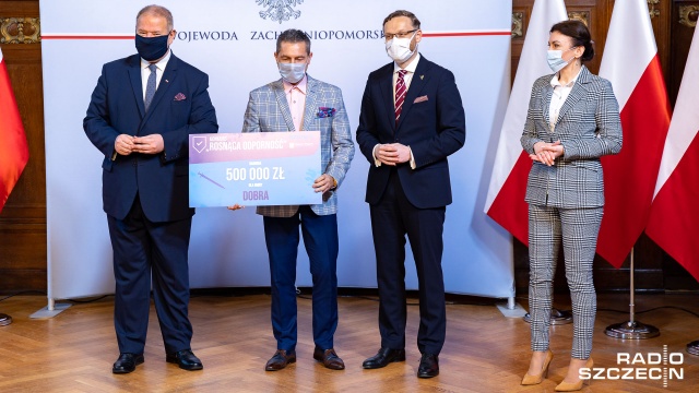 W piątek wojewoda zachodniopomorski wręczył 52 samorządowcom symbolicznie czeki z nagrodami - od 250 tysięcy do 1 miliona złotych. Fot. Robert Stachnik [Radio Szczecin] Miliony za zaszczepionych [ZDJĘCIA]