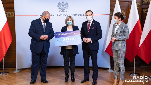 W piątek wojewoda zachodniopomorski wręczył 52 samorządowcom symbolicznie czeki z nagrodami - od 250 tysięcy do 1 miliona złotych. Fot. Robert Stachnik [Radio Szczecin] Miliony za zaszczepionych [ZDJĘCIA]