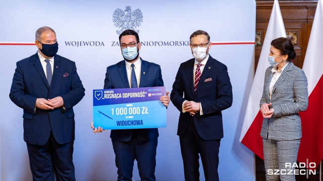 W piątek wojewoda zachodniopomorski wręczył 52 samorządowcom symbolicznie czeki z nagrodami - od 250 tysięcy do 1 miliona złotych. Fot. Robert Stachnik [Radio Szczecin] Miliony za zaszczepionych [ZDJĘCIA]