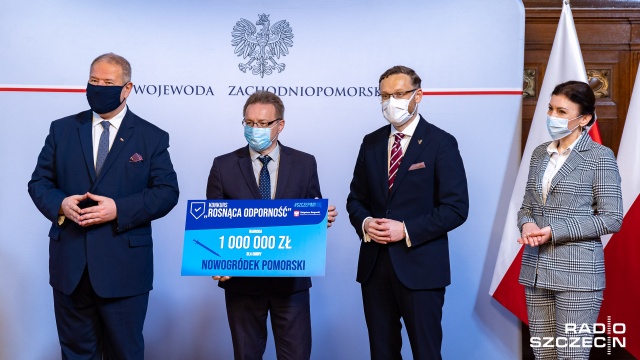 W piątek wojewoda zachodniopomorski wręczył 52 samorządowcom symbolicznie czeki z nagrodami - od 250 tysięcy do 1 miliona złotych. Fot. Robert Stachnik [Radio Szczecin] Miliony za zaszczepionych [ZDJĘCIA]