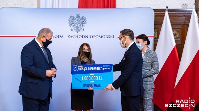 W piątek wojewoda zachodniopomorski wręczył 52 samorządowcom symbolicznie czeki z nagrodami - od 250 tysięcy do 1 miliona złotych. Fot. Robert Stachnik [Radio Szczecin] Miliony za zaszczepionych [ZDJĘCIA]