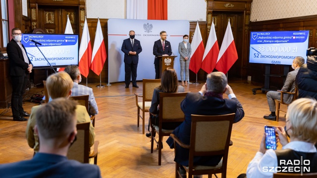 W piątek wojewoda zachodniopomorski wręczył 52 samorządowcom symbolicznie czeki z nagrodami - od 250 tysięcy do 1 miliona złotych. Fot. Robert Stachnik [Radio Szczecin] Miliony za zaszczepionych [ZDJĘCIA]