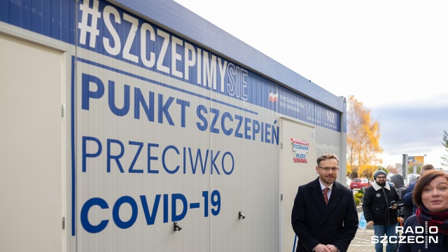 Fot. Robert Stachnik [Radio Szczecin] Przy Uniwersytecie Szczecińskim stanął mobilny punkt szczepień [WIDEO, ZDJĘCIA]