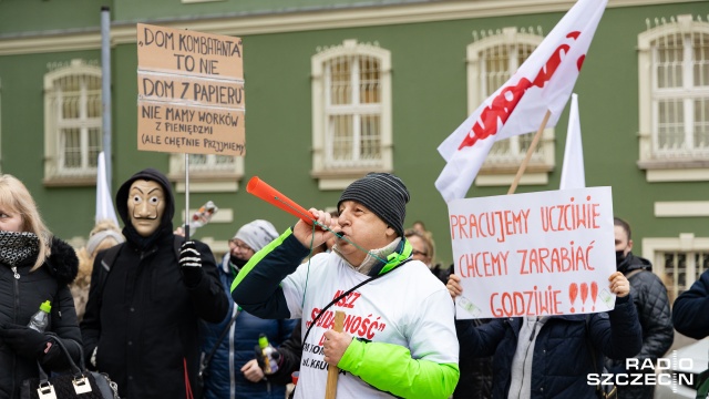 Fot. Robert Stachnik [Radio Szczecin] Około 200 pracowników miejskiej budżetówki protestowało w Szczecinie [WIDEO, ZDJĘCIA]