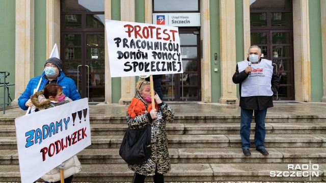 Fot. Robert Stachnik [Radio Szczecin] Około 200 pracowników miejskiej budżetówki protestowało w Szczecinie [WIDEO, ZDJĘCIA]