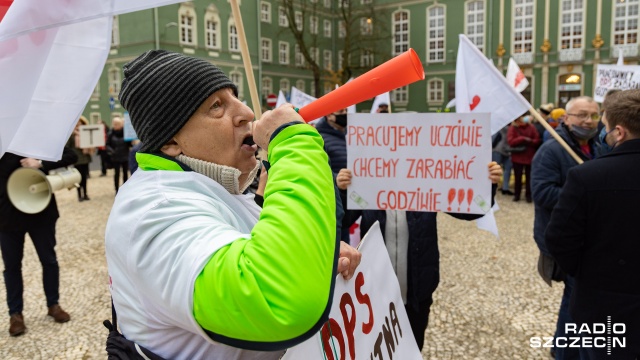 Fot. Robert Stachnik [Radio Szczecin] Około 200 pracowników miejskiej budżetówki protestowało w Szczecinie [WIDEO, ZDJĘCIA]