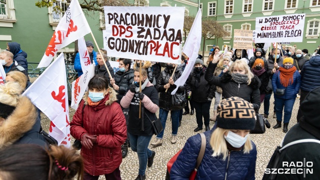 Fot. Robert Stachnik [Radio Szczecin] Około 200 pracowników miejskiej budżetówki protestowało w Szczecinie [WIDEO, ZDJĘCIA]