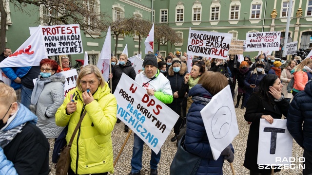 Fot. Robert Stachnik [Radio Szczecin] Około 200 pracowników miejskiej budżetówki protestowało w Szczecinie [WIDEO, ZDJĘCIA]
