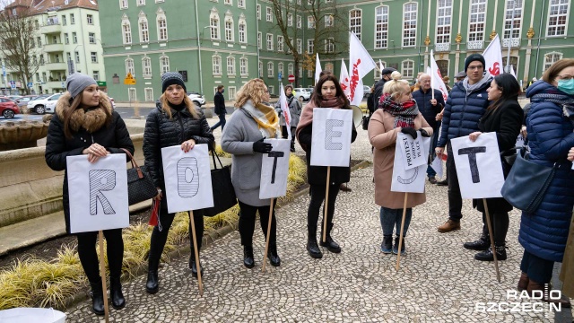 Fot. Robert Stachnik [Radio Szczecin] Około 200 pracowników miejskiej budżetówki protestowało w Szczecinie [WIDEO, ZDJĘCIA]