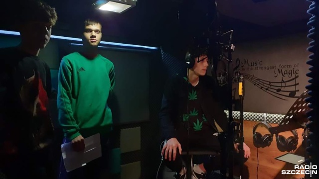 Uczniowie ze Szkoły Podstawowej nr.1 w Dębnie przyłączyli się do akcji "Murem za polskim mundurem". Fot. Marcin Kokolus [Radio Szczecin] Uczniowie z Dębna wspierają żołnierzy na polsko-białoruskiej granicy [ZDJĘCIA]