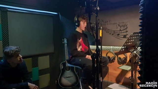 Uczniowie ze Szkoły Podstawowej nr.1 w Dębnie przyłączyli się do akcji "Murem za polskim mundurem". Fot. Marcin Kokolus [Radio Szczecin] Uczniowie z Dębna wspierają żołnierzy na polsko-białoruskiej granicy [ZDJĘCIA]