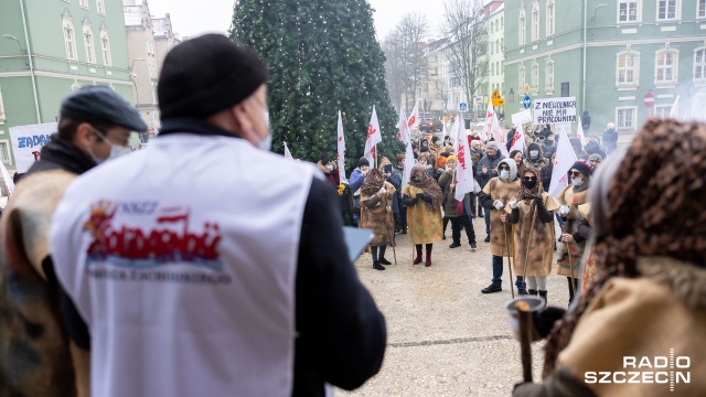 Fot. Robert Stachnik [Radio Szczecin] Protest pod UM. "To nie my komplikujemy sytuację, tylko prezydent i jego arogancja" [WIDEO, ZDJĘCIA]