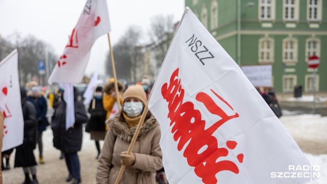 Fot. Robert Stachnik [Radio Szczecin] Protest pod UM. "To nie my komplikujemy sytuację, tylko prezydent i jego arogancja" [WIDEO, ZDJĘCIA]