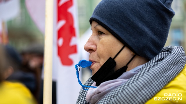 Fot. Robert Stachnik [Radio Szczecin] Protest pod UM. "To nie my komplikujemy sytuację, tylko prezydent i jego arogancja" [WIDEO, ZDJĘCIA]