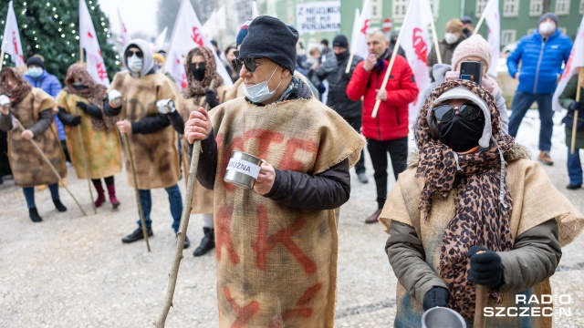 Fot. Robert Stachnik [Radio Szczecin] Protest pod UM. "To nie my komplikujemy sytuację, tylko prezydent i jego arogancja" [WIDEO, ZDJĘCIA]