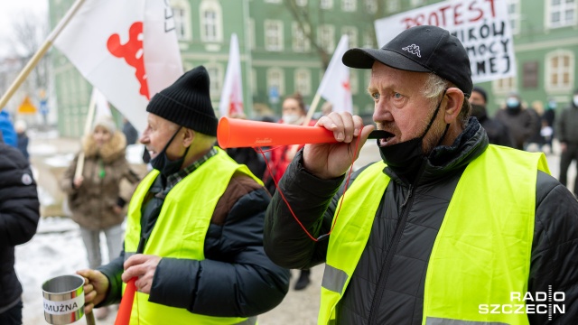 Fot. Robert Stachnik [Radio Szczecin] Protest pod UM. "To nie my komplikujemy sytuację, tylko prezydent i jego arogancja" [WIDEO, ZDJĘCIA]