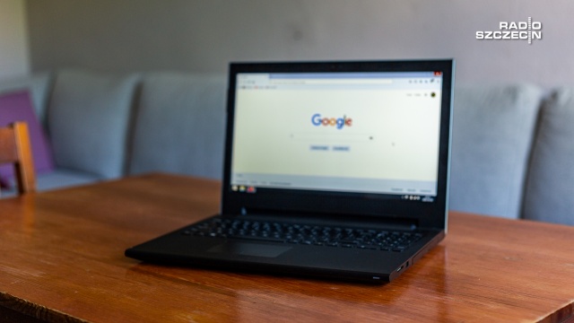 Ministerstwo finansów przypomina, że przedsiębiorcy mogą skorzystać z zerowej stawki VAT na laptopy i tablety przekazywane szkołom. Preferencyjna stawka VAT będzie obowiązywała do wygaśnięcia pandemii COVID-19.