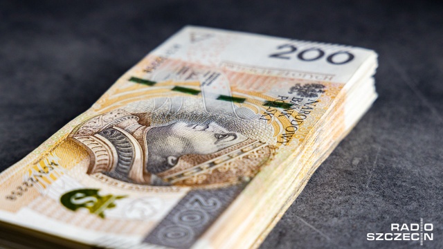 Do budżetu państwa ma trafić 1,5 mld zł a nowy podatek zapłaci około 200 firm, w tym sieci handlowe, meblowe, elektromarkety i drogerie. Ministerstwo Finansów zakłada, że wygra unijny spór o tzw. podatek handlowy, i że ten zacznie obowiązywać jeszcze w tym roku.