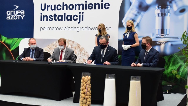 Grupa Azoty S.A. uruchomiła linię pilotażowo-produkcyjną do wytwarzania skrobi termoplastycznej. Chodzi o w 100 procentach biodegradowalne tworzywo, z którego będą produkowane opakowania.