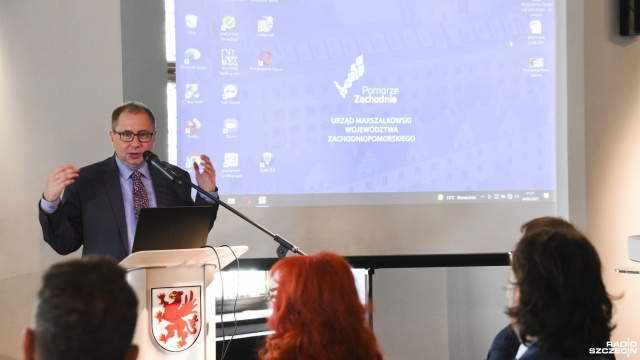 Przedsiębiorcy będą uciekać od zmienionego podatku liniowego, tak już kiedyś robili, gdy kombinowano z pompowaniem kosztów - mówił we wtorek w Szczecinie Rzecznik Małych i Średnich Przedsiębiorstw minister Adam Abramowicz.
